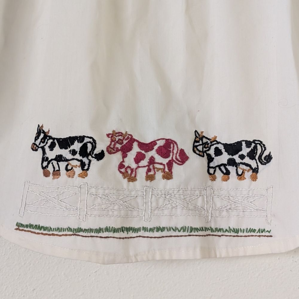 Vintage Hand Embroidered Child's Apron, Cows Farmhouse Country - Picture 2 of 6